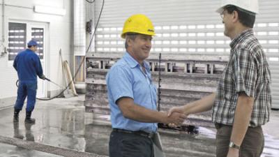 Handshake Doka Mitarbeiter, Kunde