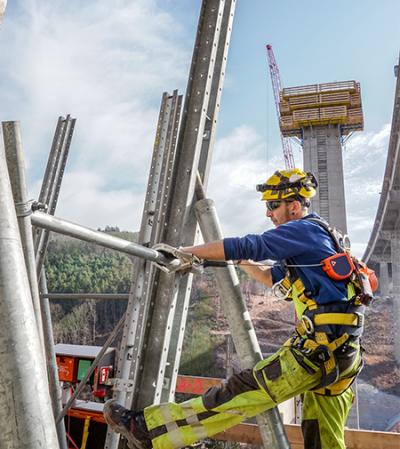 Montage einer Selbstklettereinheit einer Pfeilerschaftschalung