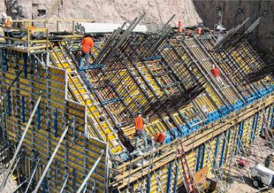 wall forms in combination with working platforms for safe working