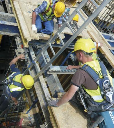 Umbau einer Selbstkletterplattform im laufenden Baubetrieb