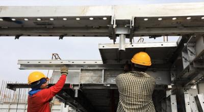 workers assemblying aluminium formwork