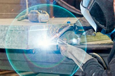 Geschultes und erfahrenes Personal setzt unter Einhaltung der hohen Doka-Qualitätsstandards die Schalung – Miet- und Eigengerät – wieder instand.