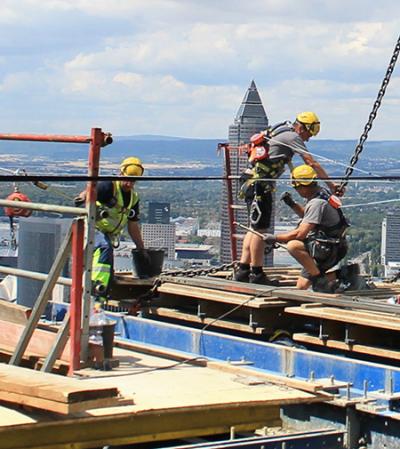 Demontage und Zerlegung einer Selbstkletterplattform SCP am Bauwerk
