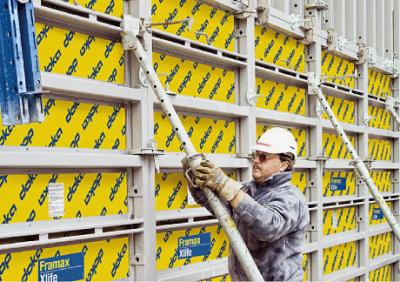 Man adjusting a prop for Wall form Framax Xlife