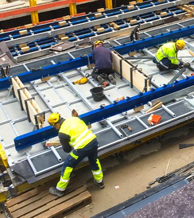 Liegende Vormontage eines Schutzschildes am Montageplatz