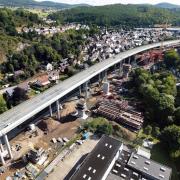 Ersatzneubau Talbrücke Sechshelden: Abriss und Neubau bei laufendem Verkehr, mit beengten Platzverhältnissen in Orts- und Hanglage, erforderten eine punktgenaue Planung der Schalungsarbeiten. Copyright: Doka