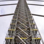 Auf der A7 (Mühlkreisautobahn) in Linz wurde auf der Voest-Brücke ein 70 m hoher Pylon für Sanierungsarbeiten mit dem Ringlock-Modulgerüst eingehaust. (Copyright: Doka)
<br />

<br />
