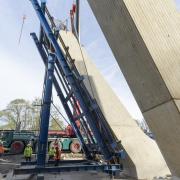 Um das Gewicht der 12 m hohen Pfeiler sicher abzuleiten, griffen Dokas Ingenieure auf ihren Traggerüst-Baukasten zurück. Copyright: Doka