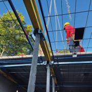 Sofern nur von oben aus gearbeitet werden kann, bietet das Safeflex-System von Doka eine verlässliche Barriere gegen Abstürze - nach neuestem DGUV Test GS-Bau-18 Version 12/2024 geprüft. Copyright: Doka