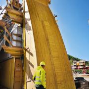 Um Zeit und Kosten zu sparen, wurden die großflächigen Schalungseinheiten (vom Doka-Fertigservice gebaut) als Ganzes versetzt. Copyright: Doka