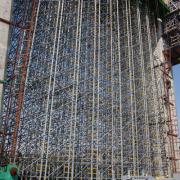 El equipo de la obra de Mostobud sujetó la viga transversal de 20 m de longitud y más de 6 m de anchura con la cimbra de alto rendimiento Doka Staxo 100. (Foto: Doka)