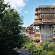 Die neue Fahrbahn der rund 930 m langen Brücke ruht auf 14 Pfeilern pro Fahrtrichtung, mit massiven Fundamenten und hohen Widerlagern. Copyright: Doka