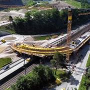 Nach dem Bau der ersten Brücke wird das Material vor Ort neu konfiguriert und wieder eingesetzt: als temporäre Unterstellung für den Rückbau der alten Brücke und anschließend im Neubau der zweiten Überführung. Copyright: Doka