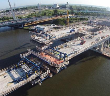 Brug over Amsterdam-Rijnkanaal