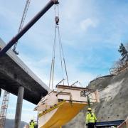 Um Zeit und Kosten zu sparen, wurden die großflächigen Schalungseinheiten (vom Doka-Fertigservice gebaut) als Ganzes versetzt. Copyright: Doka