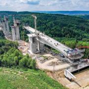 Doka Cantilever form travellers support the segment-by-segment construction of the superstructure. 