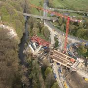 Im Frühling 2024 war oberhalb des Ersatzneubaus noch die alte Nisterbrücke zu erkennen. Mittlerweile ist das 1971 entstandene Bauwerk zurückgebaut. Copyright: Doka