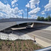 Mit dem Runden (Rad) über das Eckige (Brücke): die neue Fußgänger- und Fahrradbrücke in München-Pasing. Copyright: Doka