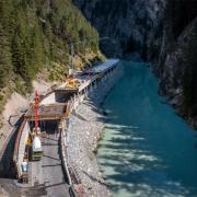 Belles, mais dangereuses : les routes à flanc de montagne, comme ici dans la haute vallée de l'Engadine. La protection contre les avalanches ou les chutes de pierres est assurée par des galeries paravalanche comme la galerie Mingèr construite en 2022..